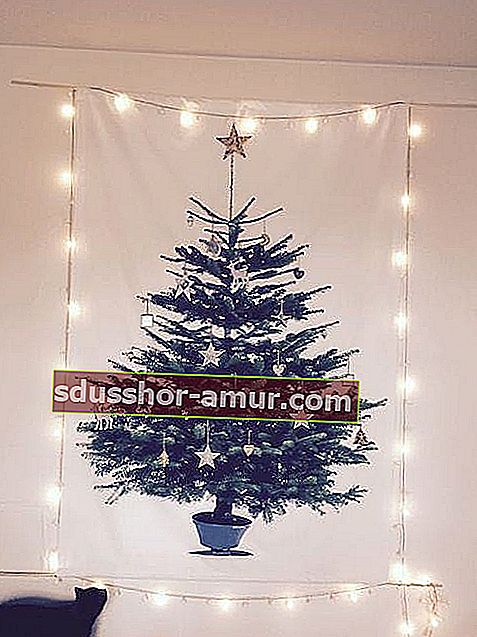 Рождественская елка в виде картины, висящей на стене 