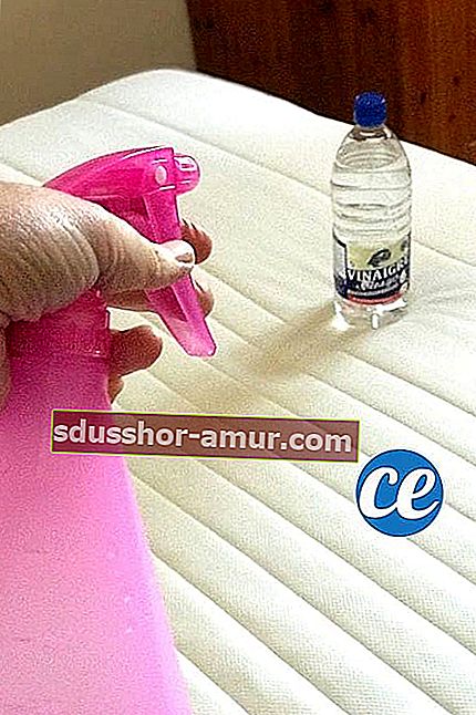 Белый уксус и розовый спрей для очистки, дезодорации и освежения матраса