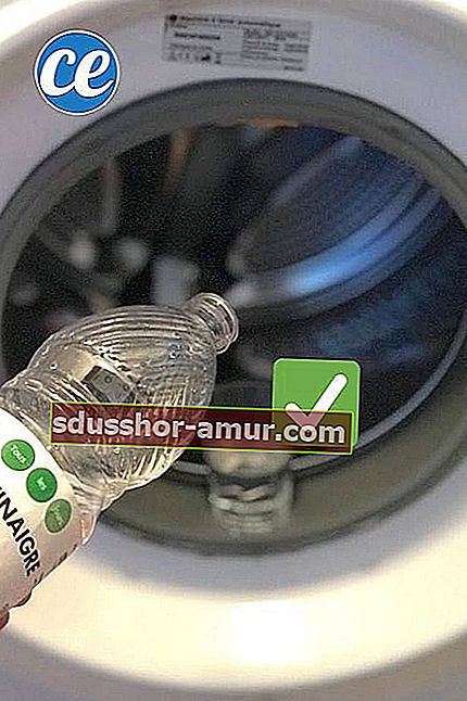 Čaša bijelog octa za čišćenje perilice rublja