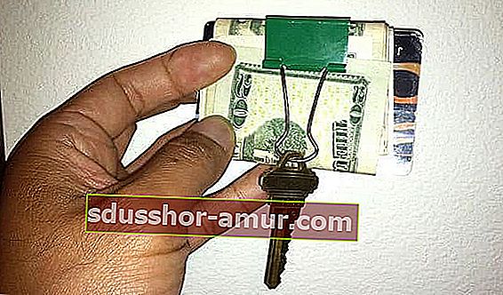 банкнота и ключ в кламер, който да поставите в джоба си