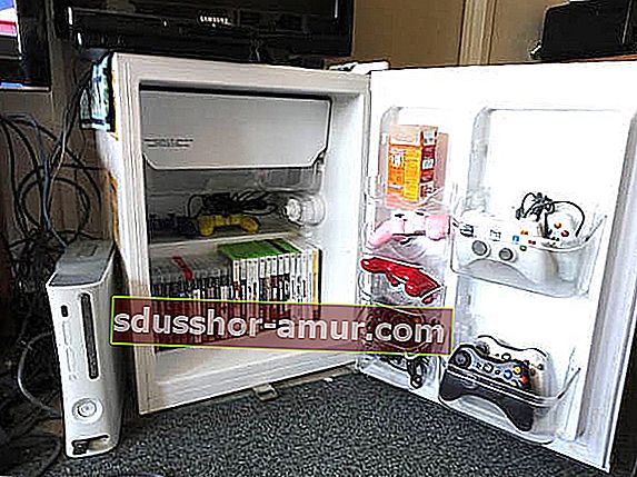 рециклиран хладилник в шкаф