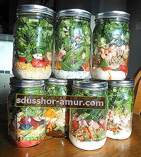 priprema salate u staklenoj posudi
