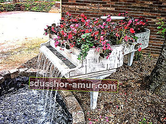 старо пиано, превърнато в градински фонтан