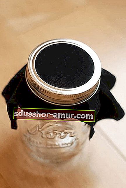 затворен стъклен буркан с парче черен найлонов чорапогащник