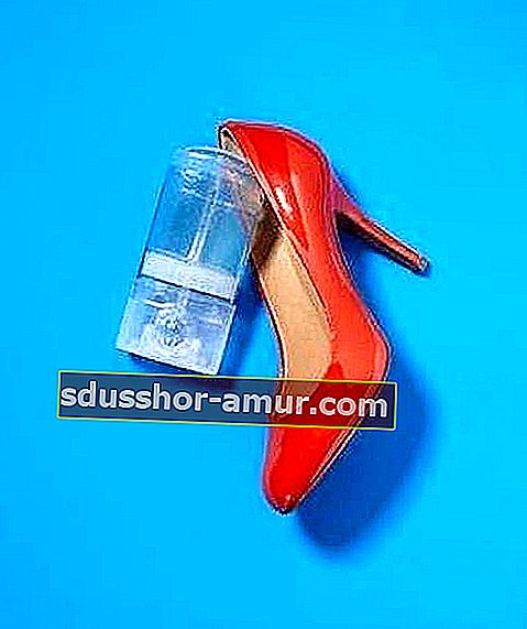 Красные туфли-лодочки и прозрачный гелевый дезодорант.