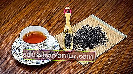 Črni čaj za pripravo domačega samoporjavitelja