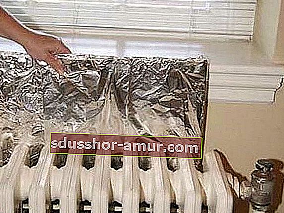 Aluminijasta folija nameščena za litoželeznim radiatorjem za povečanje moči