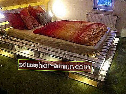 Kutija s opružnim krevetom u drvenoj paleti sa svjetlom