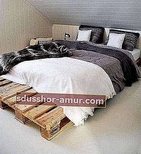 Reciklirani kraljevski krevet od drvenih paleta
