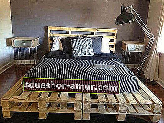 Zakonska postelja na paleti s svetilko in mac