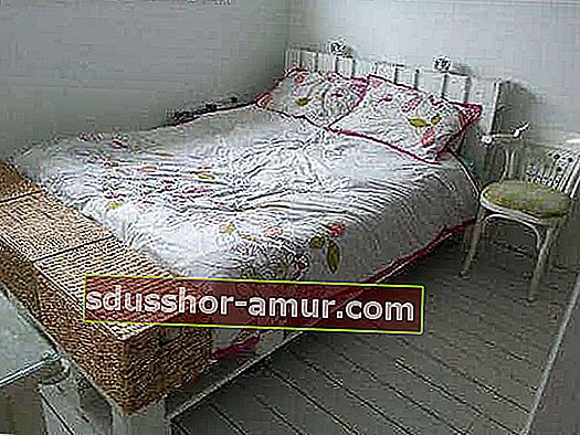 Двуспальная кровать из поддона с белым пуховым одеялом