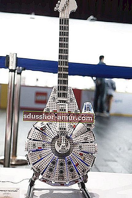 китара, направена с лего