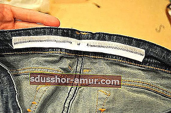 пришейте резинку на спинку джинсов, чтобы подогнать размер