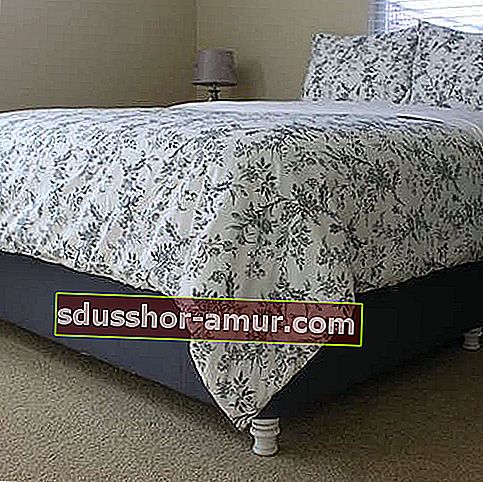 Легло с домашно изработена тапицирана основа