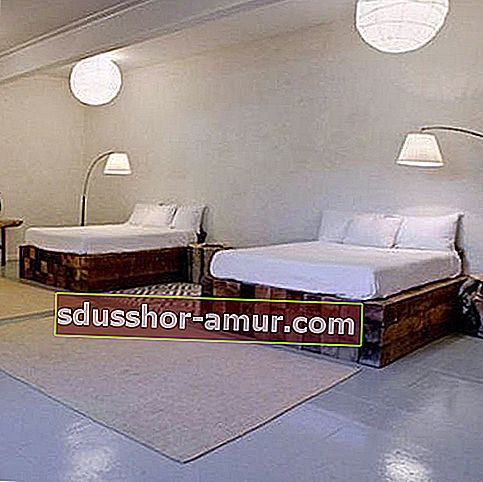 Podnožje kućnog kreveta izrađeno od željezničkih pragova