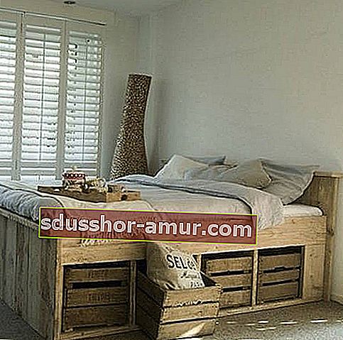 Domača postelja s predelanim lesom