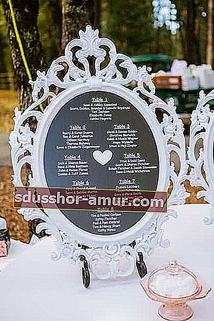 белая рамка в стиле барокко для дешевого свадебного меню