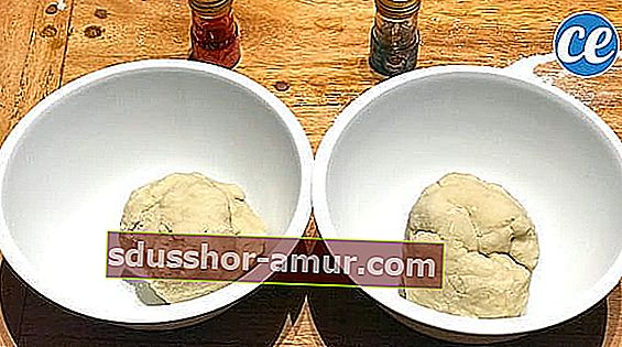 dvije kuglice domaćeg plastelina u dvije zdjelice s bojom za hranu