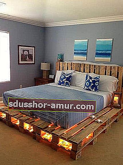 Osvetljena lesena postelja iz palet