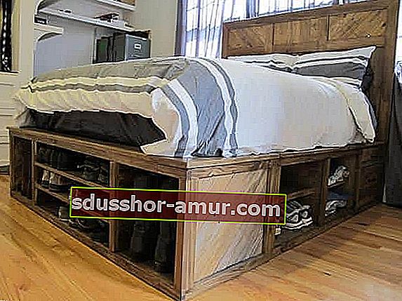 Lesene palete preoblikovane v visoko posteljo 