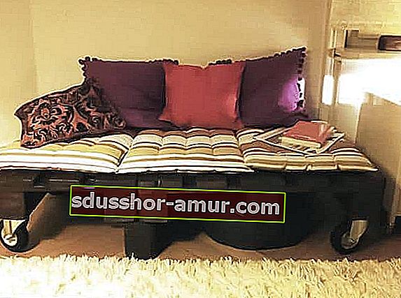 Lesene palete preoblikovane v posteljo na kolescih