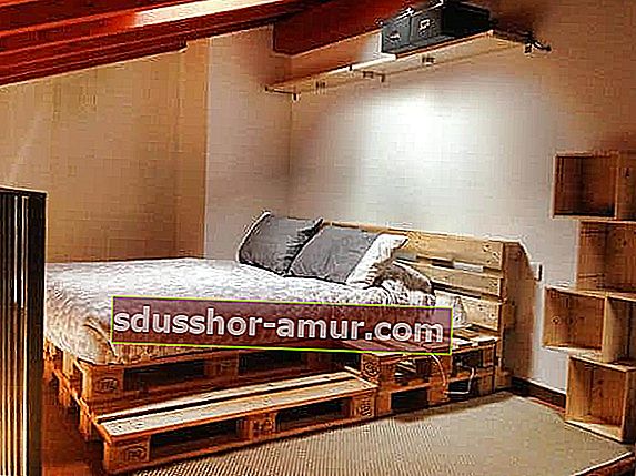 Lesene palete preoblikovane v posteljo z integriranim korakom