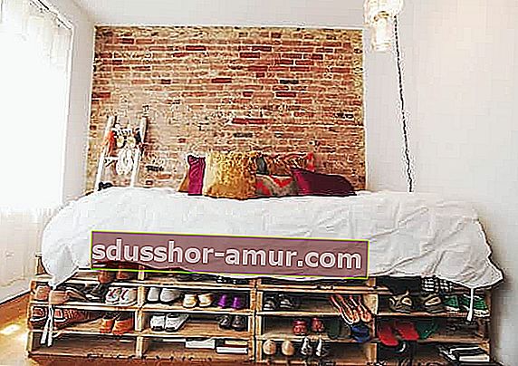 Легло от палети със съхранение на обувки отдолу