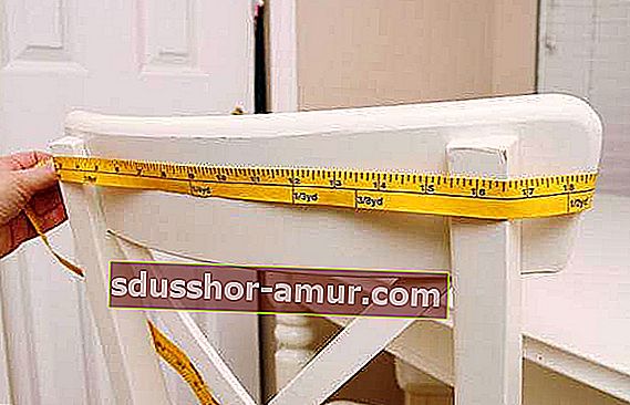 Измерьте ширину стула