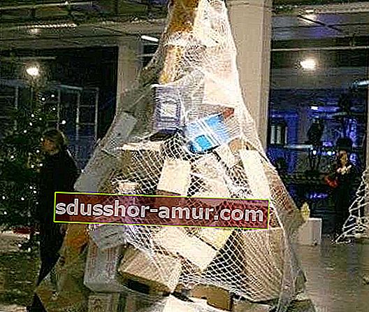 Poceni božično drevo v kartonskih škatlah