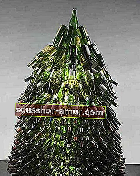 Božićno drvce u vinskim bocama