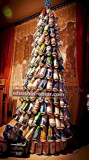 Limenke piva za božićno drvce