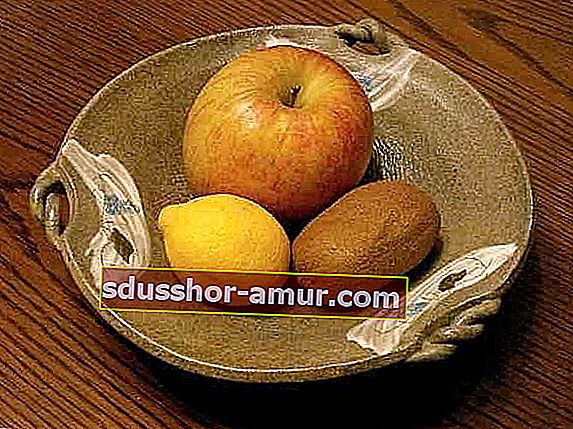 чашка с сезонными фруктами: яблоки, киви, лимон