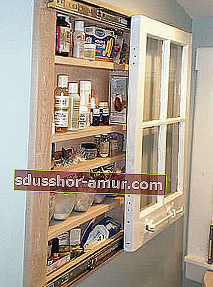 старая витрина переделана в витрину магазина или аптеки