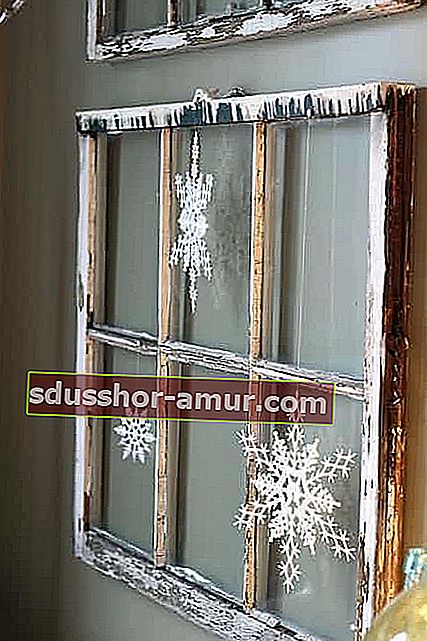 Старое окно превратилось в новогоднее украшение
