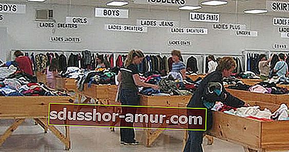 prodaja oblačila v skladišču