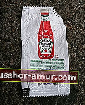 Пакетик кетчупа Heinz на полу