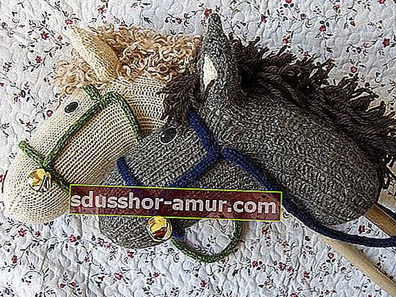 Konjski štap izrađen od reciklirane siroče čarape