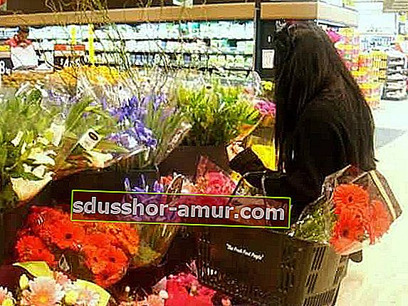 Купить цветы в супермаркете дешевле