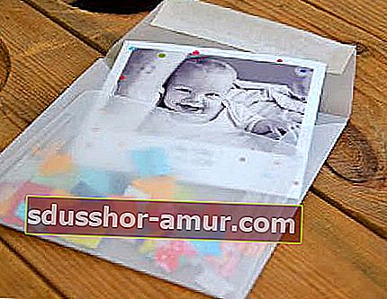 omotnica ispunjena konfetama za najavu rođenja djeteta