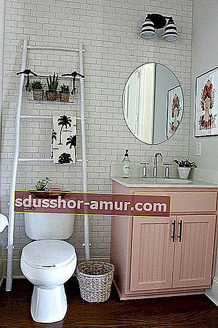 Bela lestev nameščena za straniščem kot shramba v kopalnici