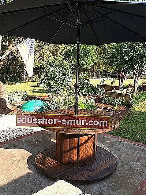 Садовый столик с отверстием для зонтика из деревянной катушки
