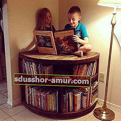 Двое детей на катушке чтения 