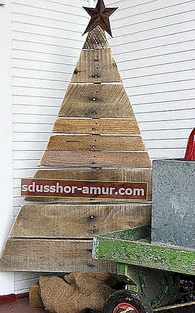 Božično drevo, ustvarjeno iz več lesenih palet