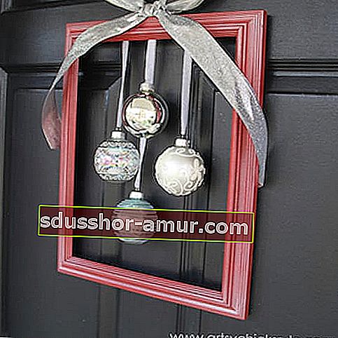 Рамка прикреплена к черной двери для рождественского украшения 