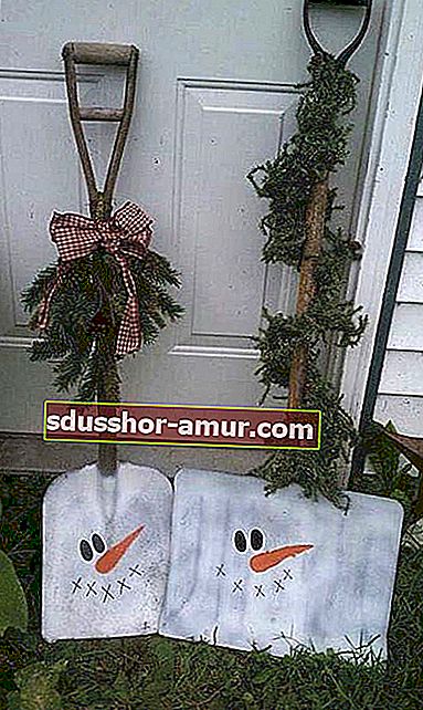 Dvije lopate ukrašene kao snjegović 