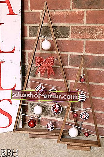 Dva drvena trokuta koja služe kao ukras za božićne kuglice 