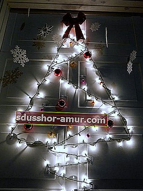 Svetlo božično drevo z več okraski
