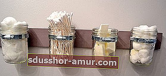 Стеклянные банки для хранения ватных тампонов и средства для снятия макияжа.