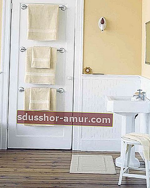 Вешалки для полотенец установлены за дверью в ванную для экономии места