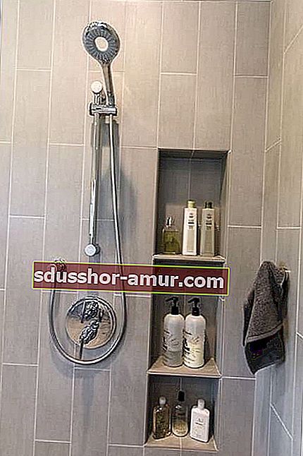 Рафт, интегриран в душовата стена, за да спестите място и място за съхранение